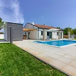 Beautiful Serenity With Private Pool Gajana