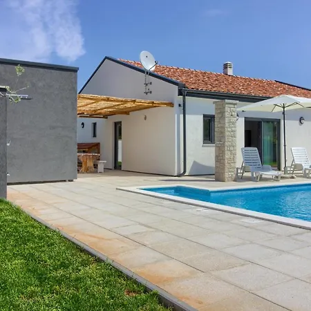 Beautiful Serenity With Private Pool Villa Gajana